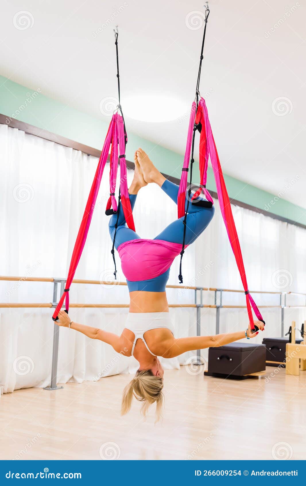 Mulher Atlética Fazendo Pomba Invertida Aérea Yoga Foto de Stock