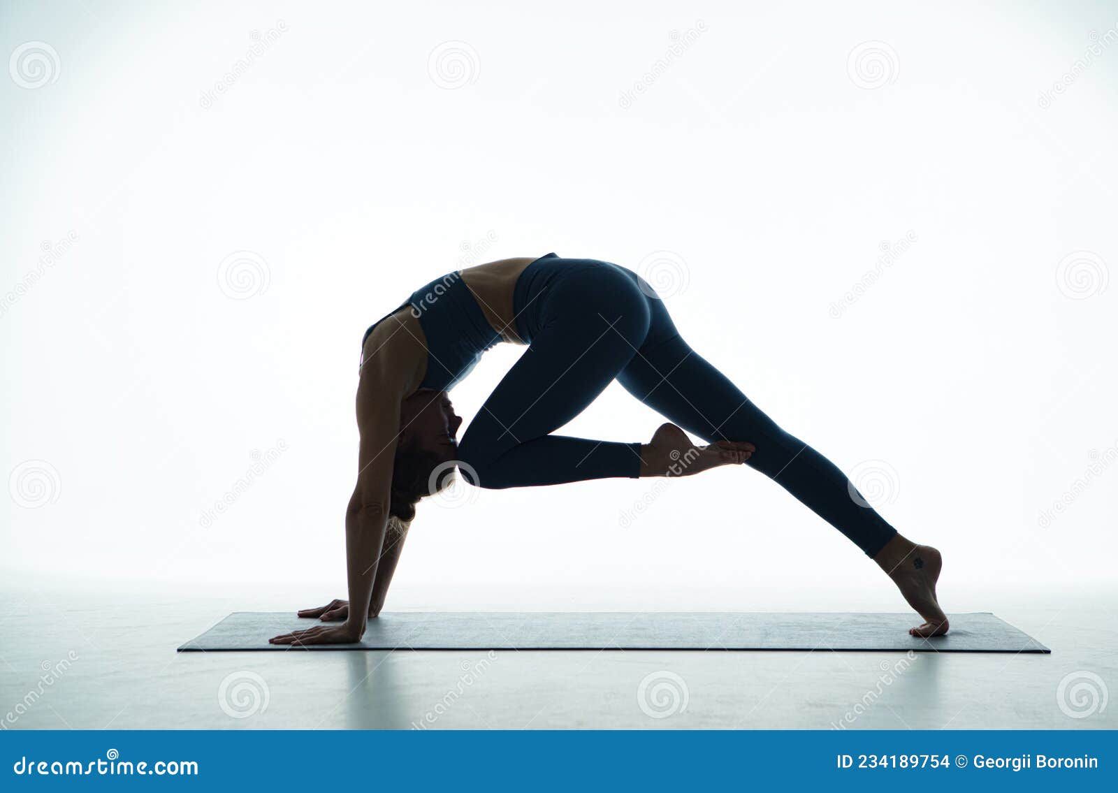 Mulher Atleta Treinando Yoga Asana Repete O Show De Cão Virado Para O Rosto  Com Joelho No Nariz. Conceito De Estilo De Vida Saudáv Foto de Stock -  Imagem de fresco, joelho