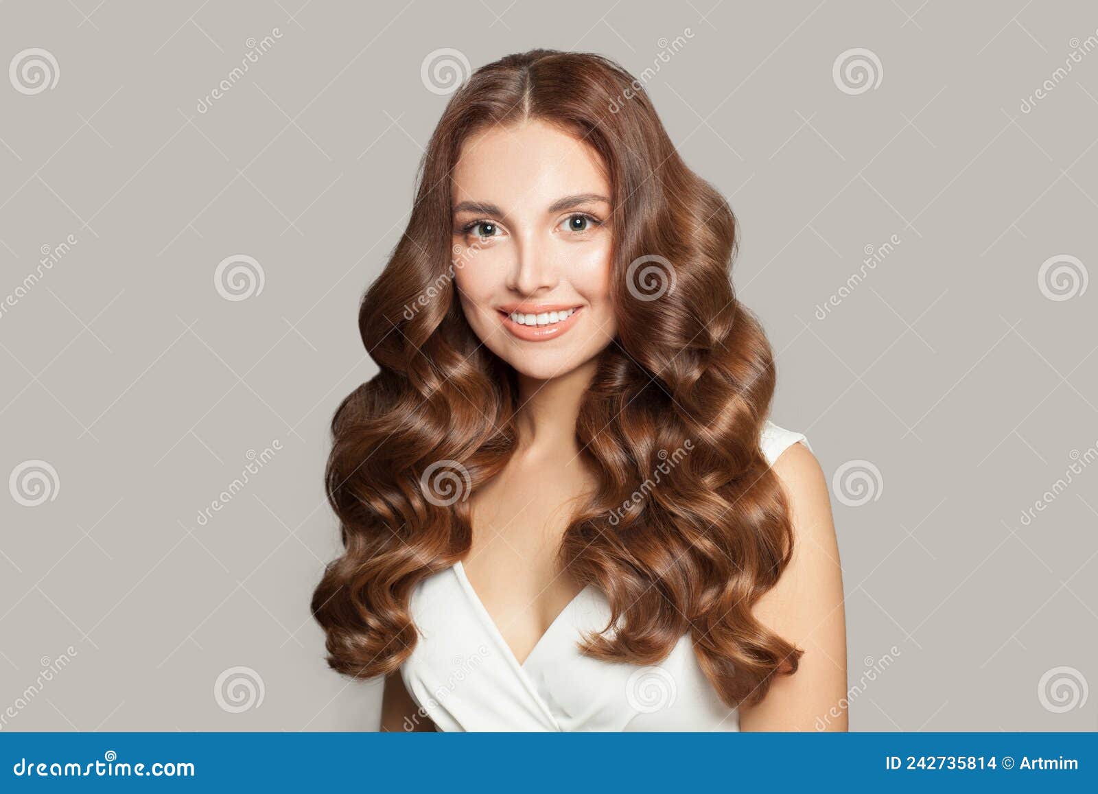 Penteado, beleza e cabelo Cuidado, lindo mulher com grandes