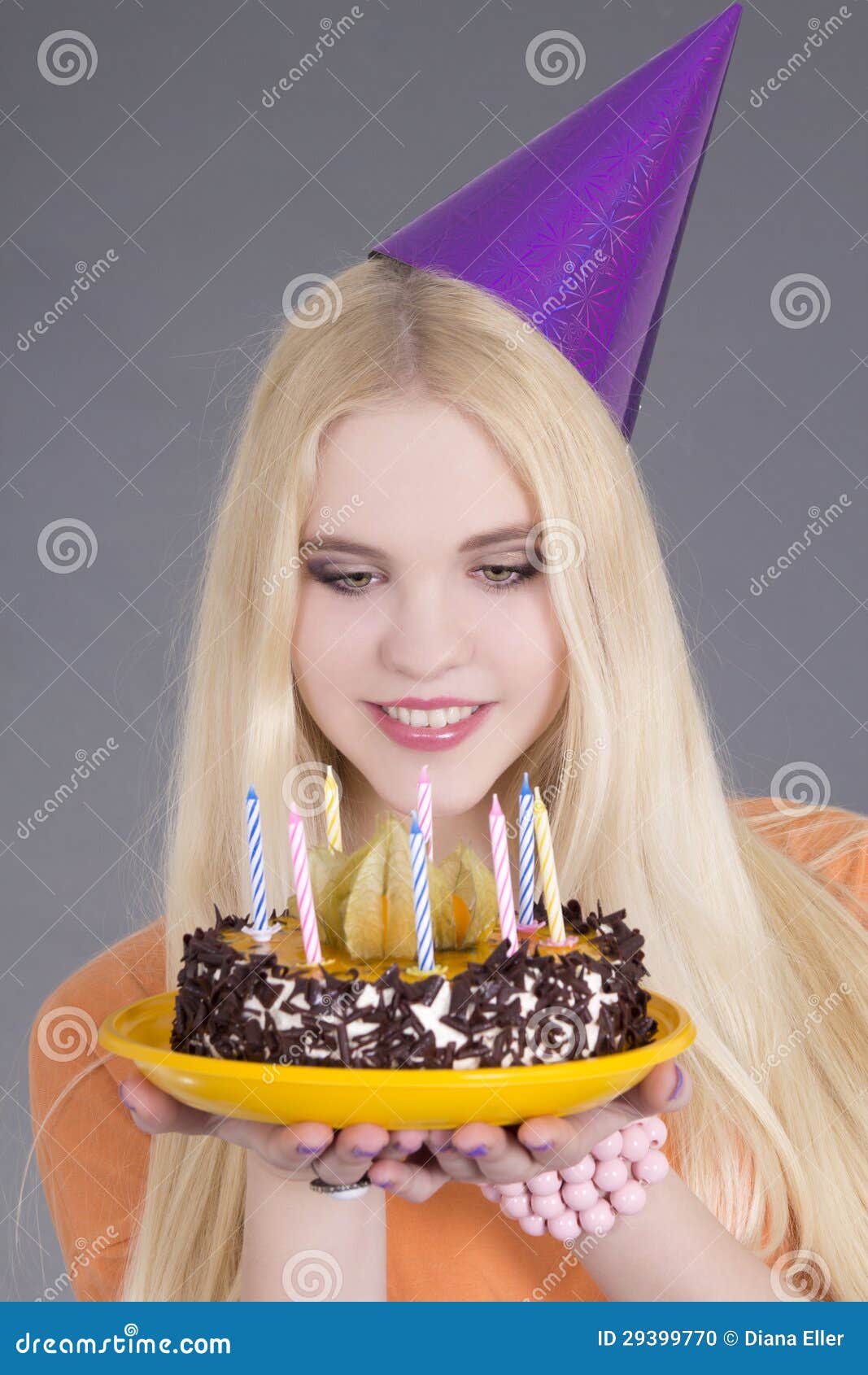 Mulher séria e enrugada comemora poses de aniversário com bolo vestida com  roupa estilosa com maquiagem brilhante recebe parabéns