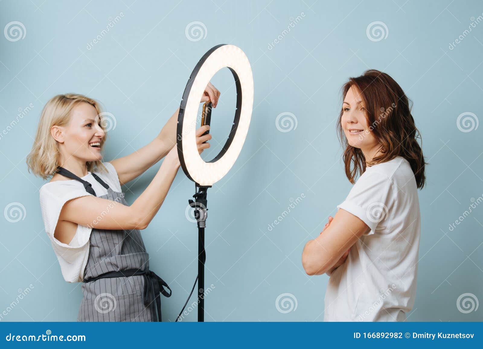 Um cabeleireiro fazendo corte de cabelo para uma cliente loira feminina  fotos, imagens de © ravil_s #89720788