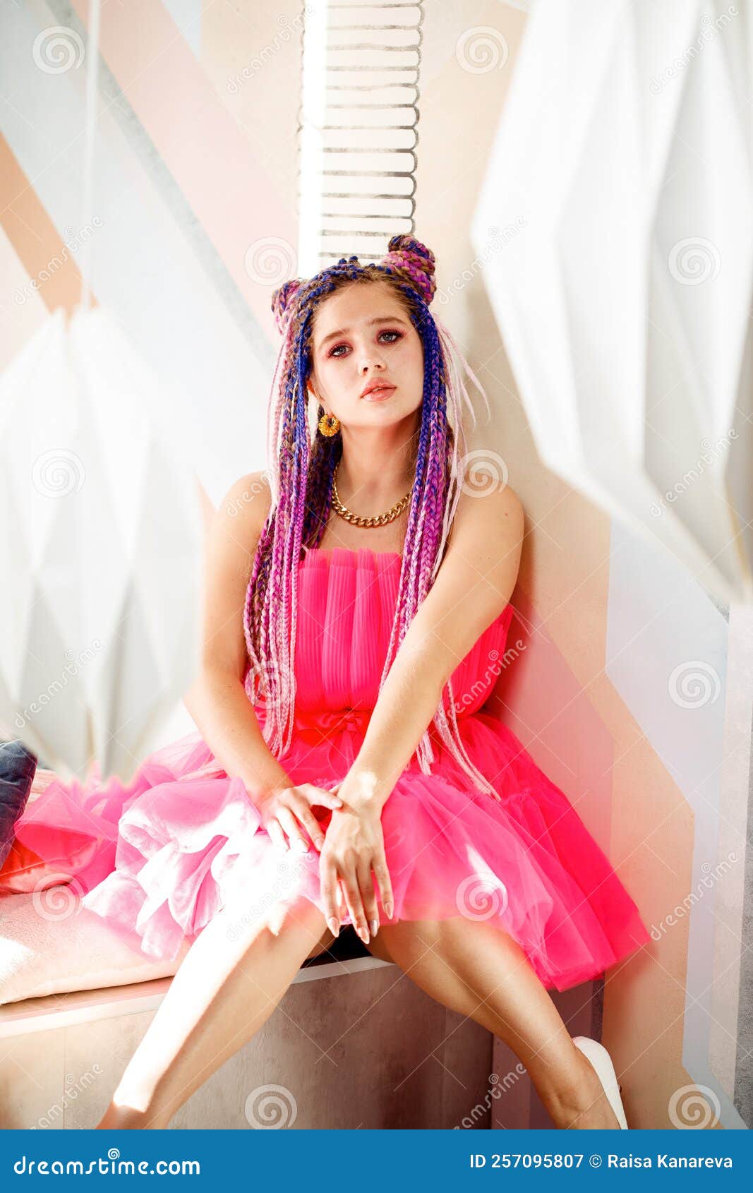 Jovem Mulher Com Penteado Penteado Vestindo Boneca Rosa Estilo Boneca  Brilhante Maquiagem Na Sala Rosa. Foto de Stock - Imagem de fada, fantasia:  267197790