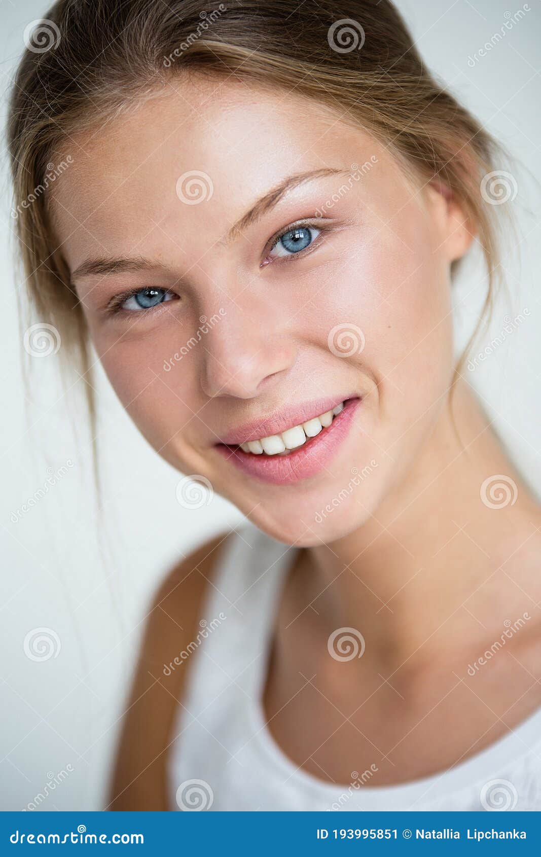 Mulher Bonita Com Cabelo Louro E Sem Maquiagem Imagem de Stock - Imagem de  adolescente, humano: 193995851