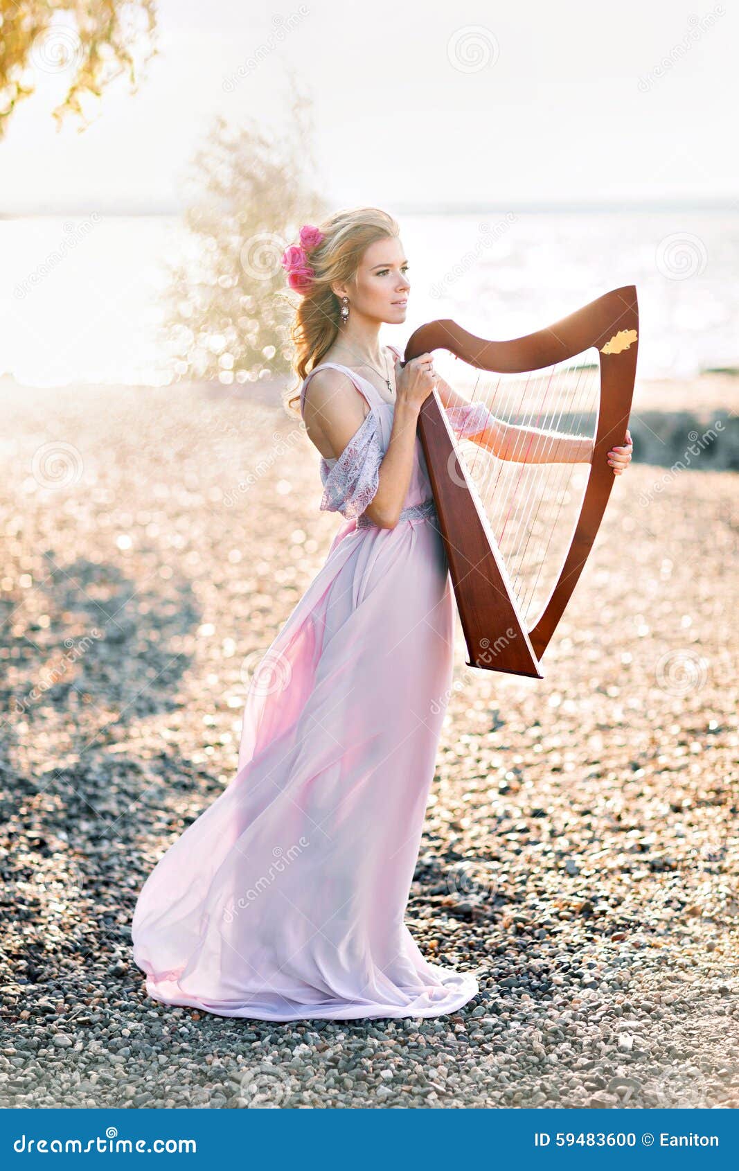 Mulher bonita com harpa foto de stock. Imagem de mulher - 59483600
