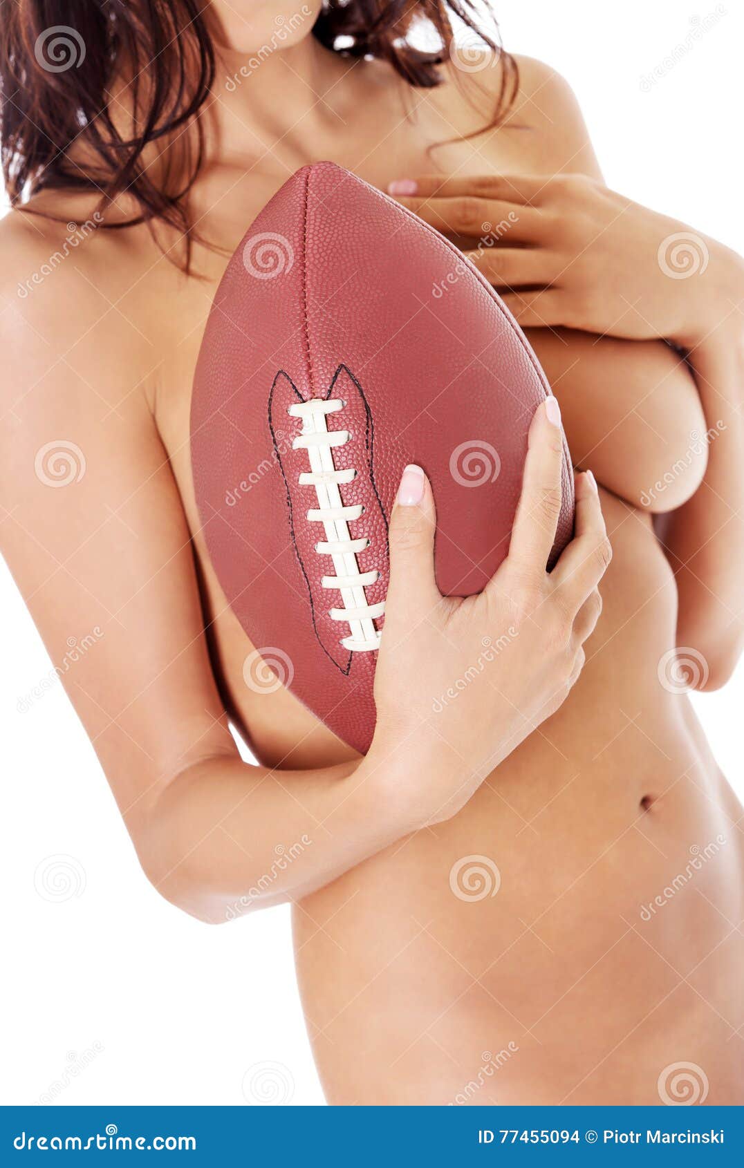 Mulher Bonita Do Nude Que Guarda A Bola Do Futebol Americano Foto De