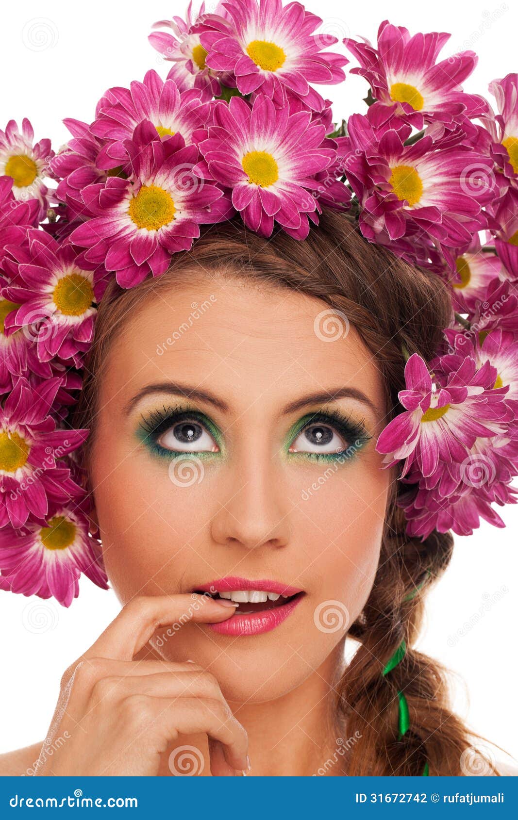 mulher-bonita-nova-com-as-flores-no-cabelo-31672742.jpg