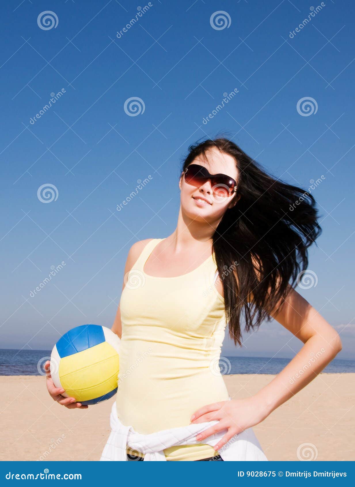 Foto De Stock Atividade De Relaxamento Na Praia, Pessoas Jogando Futebol., Royalty-Free