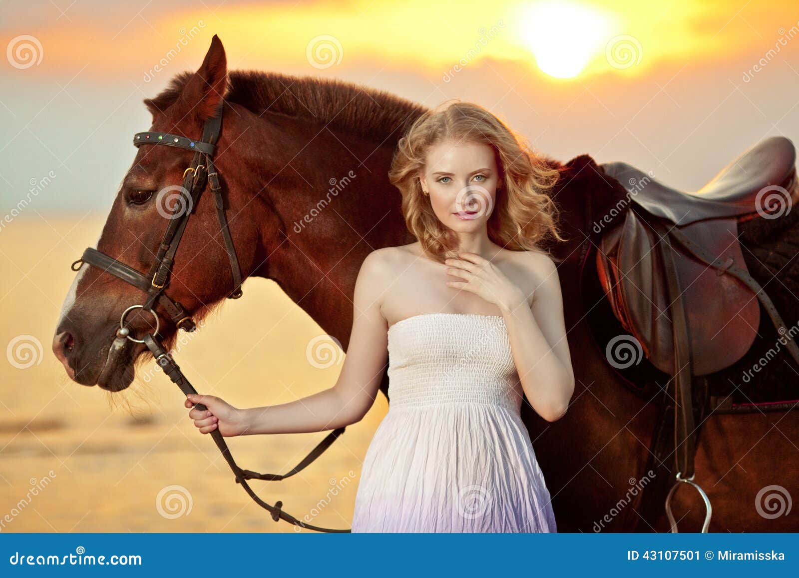 Mulher Bonita Sorrindo Em Frente Ao Cavalo No Pôr Do Sol Imagem de