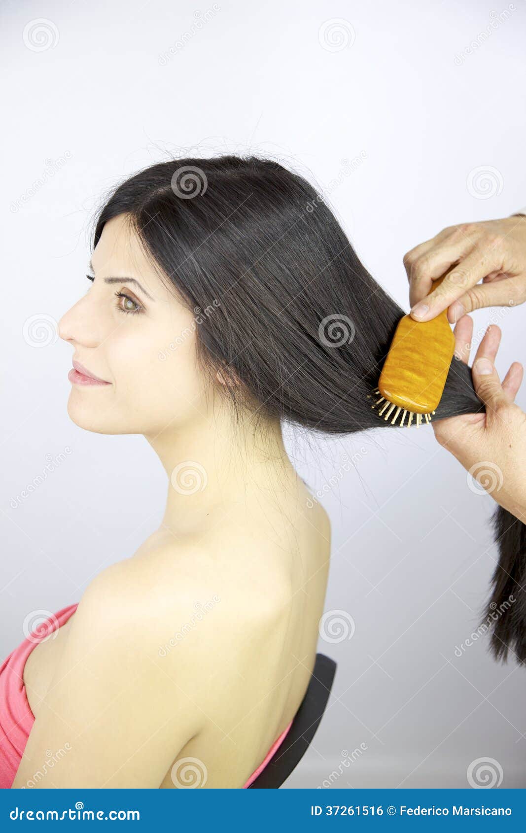 Foto de Cuidados Com Os Cabelos Lindo Cabelo Feminino Escovar Com Escova De  Cabelo Longo e mais fotos de stock de Adulto - iStock