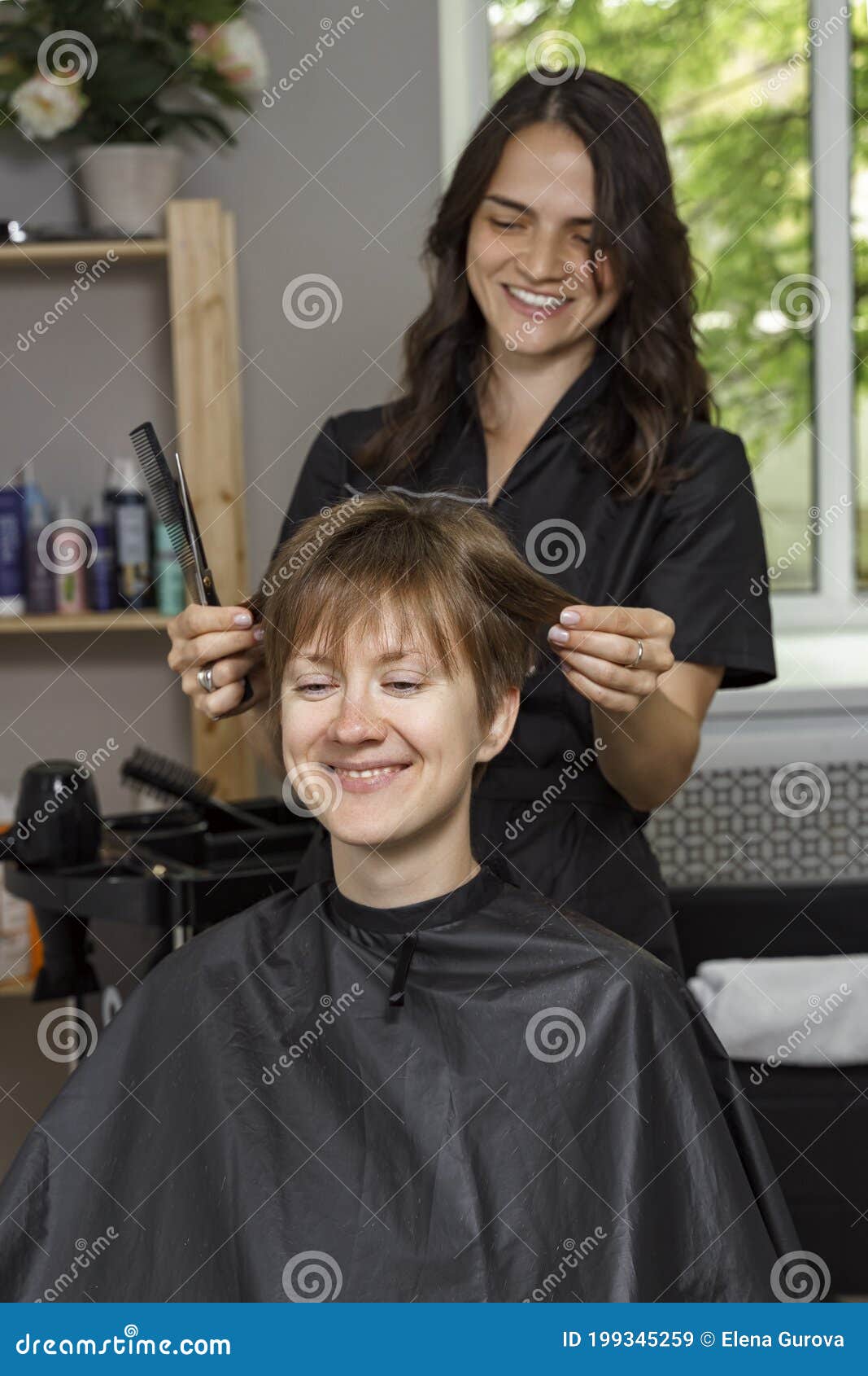 Mulher Cabeleireira De Uniforme Preto Corta Cabelo De Jovem Imagem