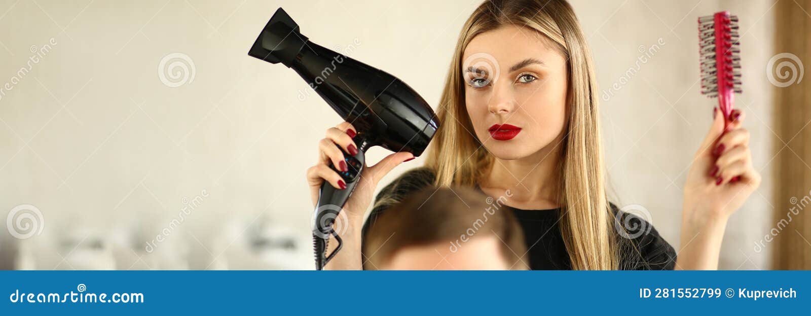 Mão feminina segurando secador de cabelo profissional isolado no