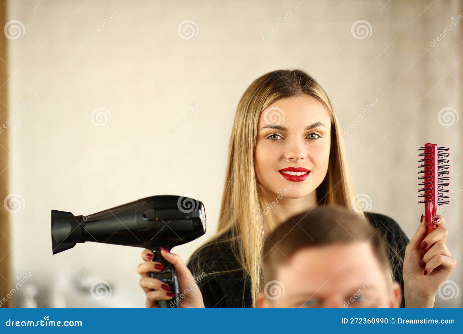 Mão feminina segurando secador de cabelo profissional isolado no