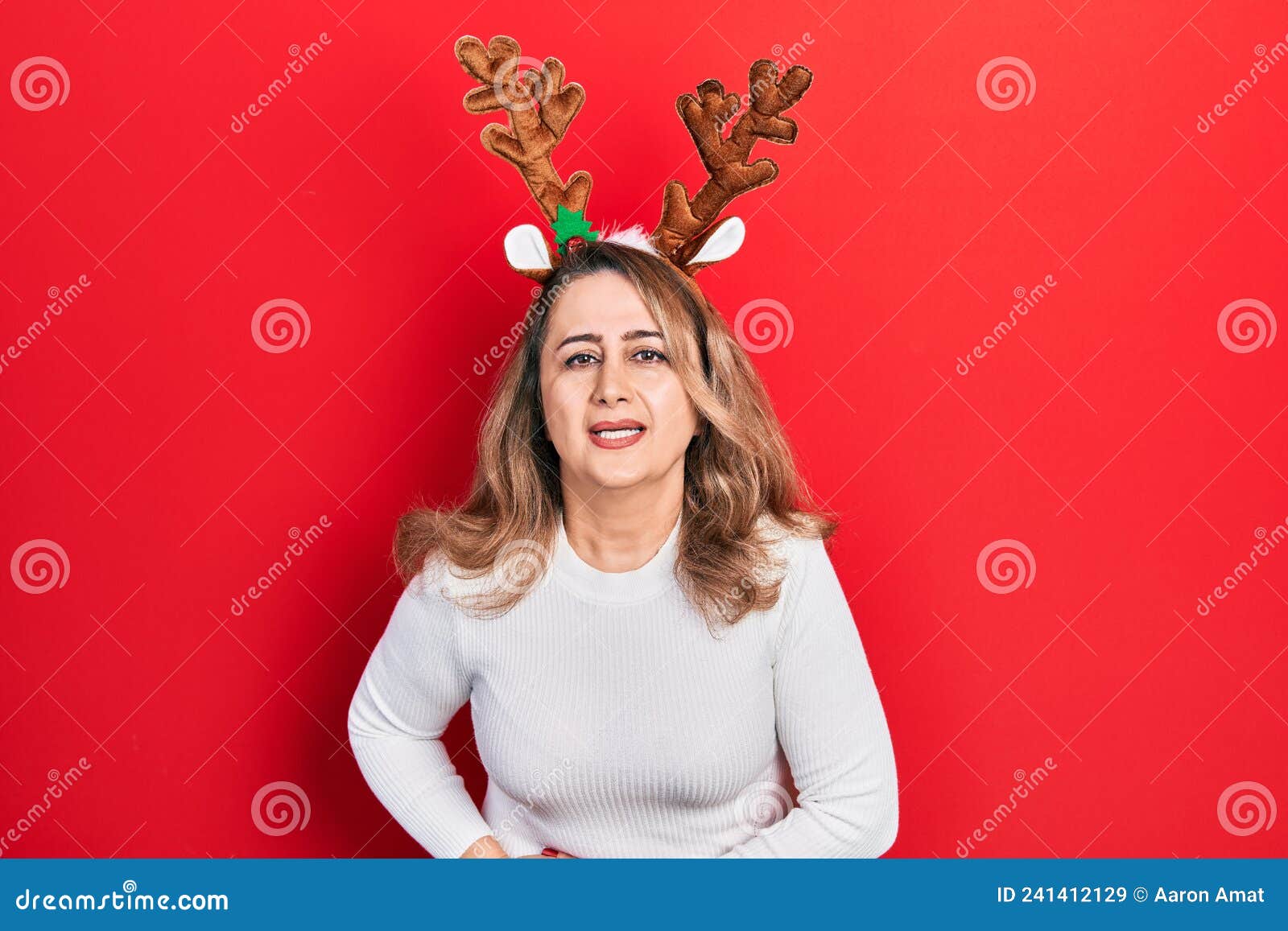 Mulher Caucasiana De Meia-idade Que Usa Chifres De Renas De Natal Bonitos  Com Mão No Estômago Porque Indigestão Dor Sensação De Do Imagem de Stock -  Imagem de medicina, vermelho: 241412129