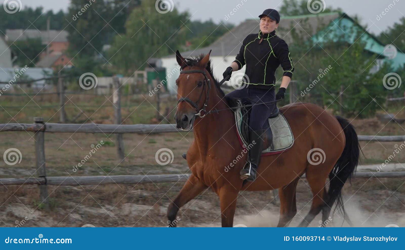 Mulher-cavalo Cavalgando a Cavalo Marrom E Pulando a Cerca Na Arena De  Sandy Parkour Salto De Treinamento Competitivo Filme - Vídeo de cantor,  mostra: 160093714