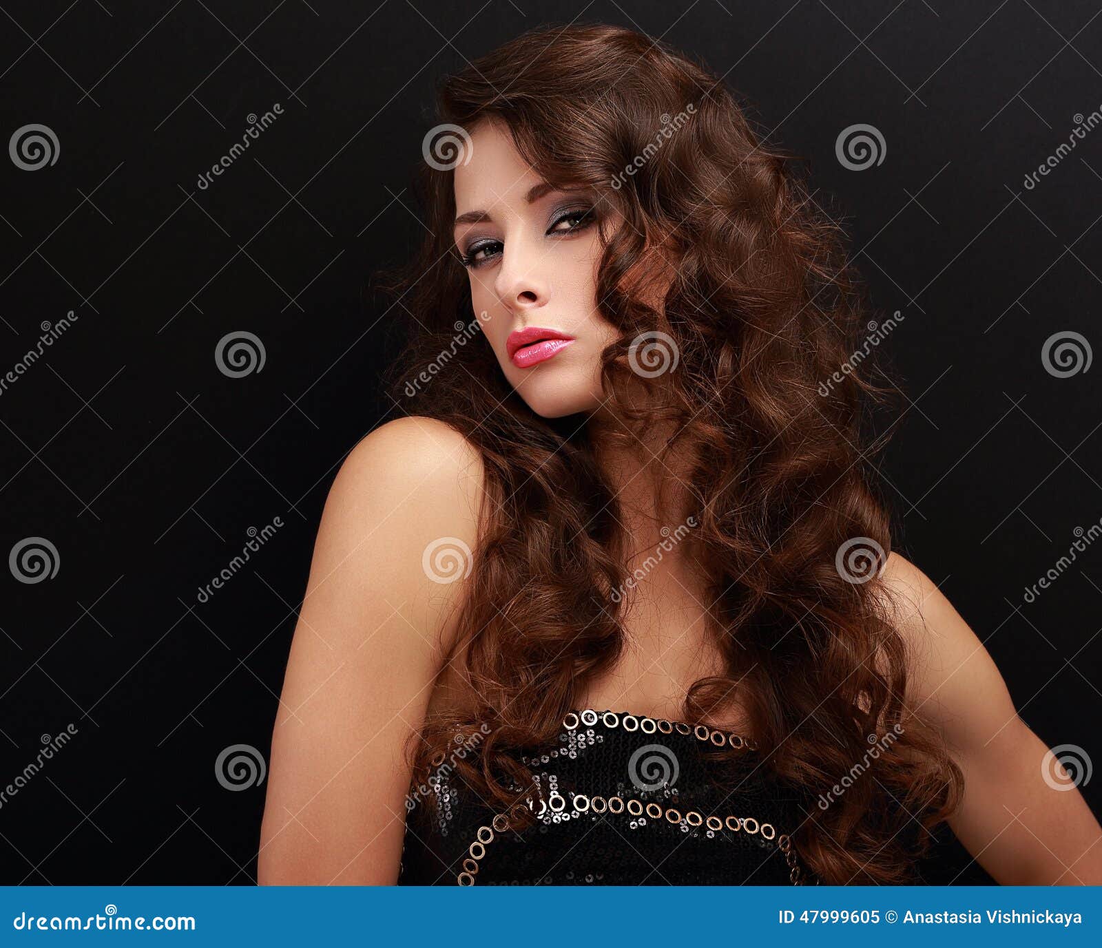 Mulher de cabelo bonito com retrato feminino de cabelo longo morena beleza  helathy penteado. tiro do estúdio.