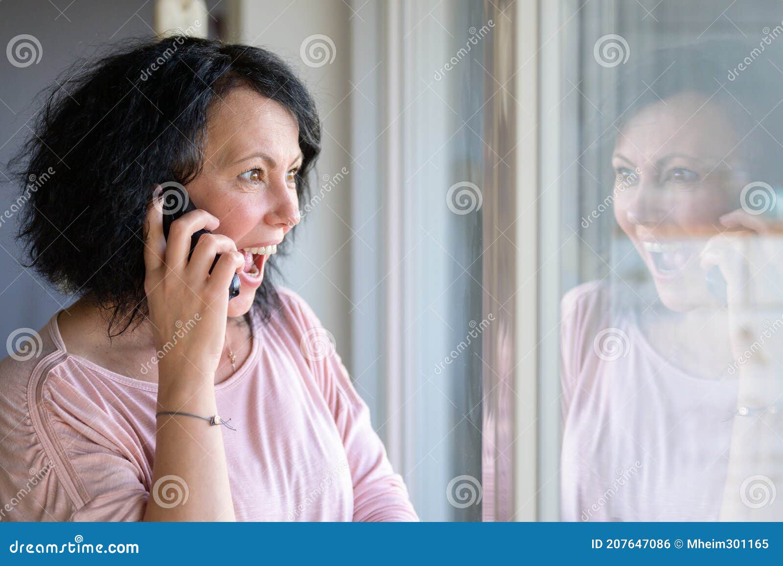 Fotografia De Uma Mulher Triste Chorando Pela Janela Foto de Stock - Imagem  de palha, emocional: 197592972