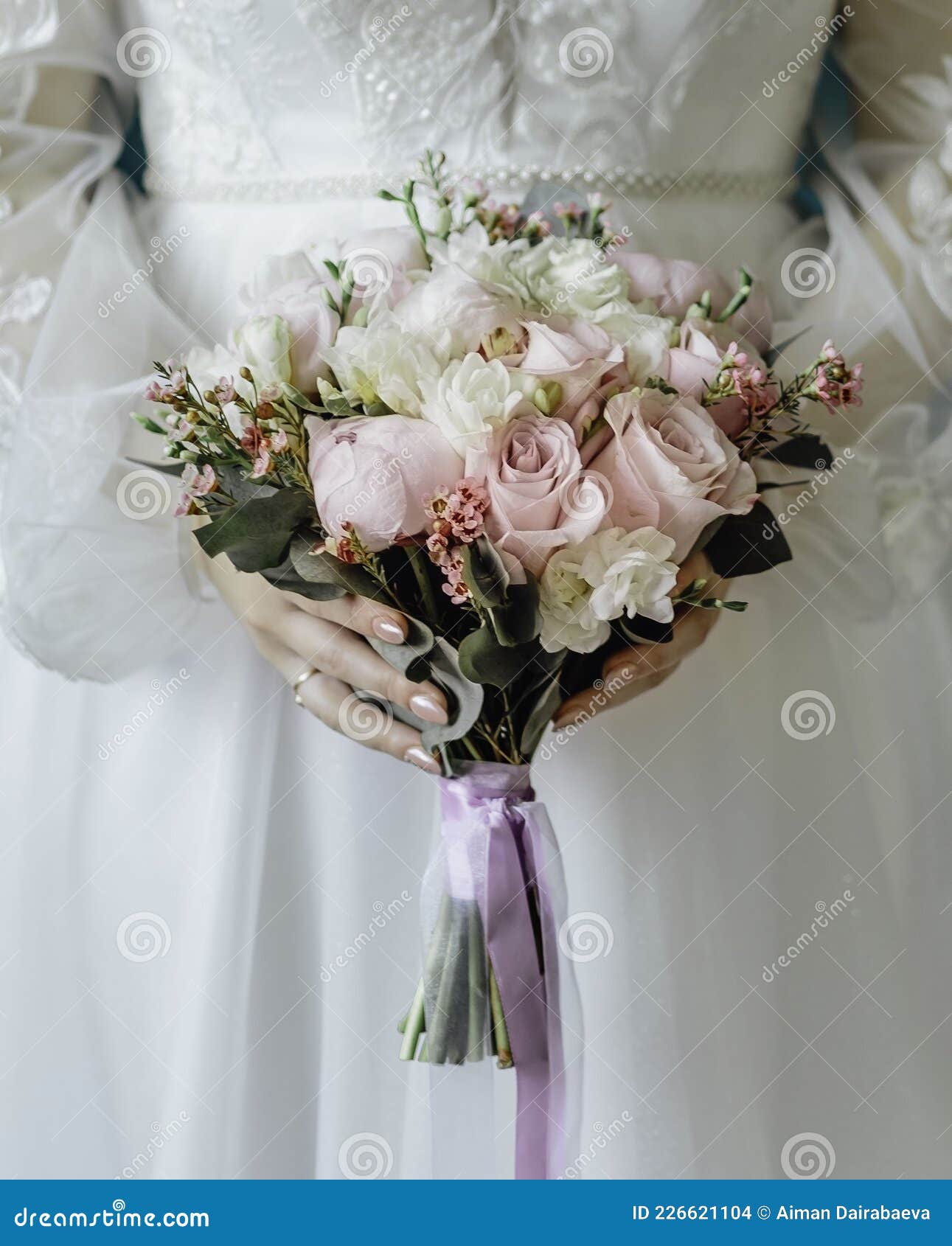 Mulher Com Buquê De Noiva. Dia De Casamento De Eremonia. Mãos Com Anéis De  Casamento. Foto de Stock - Imagem de diamante, buquê: 226621104