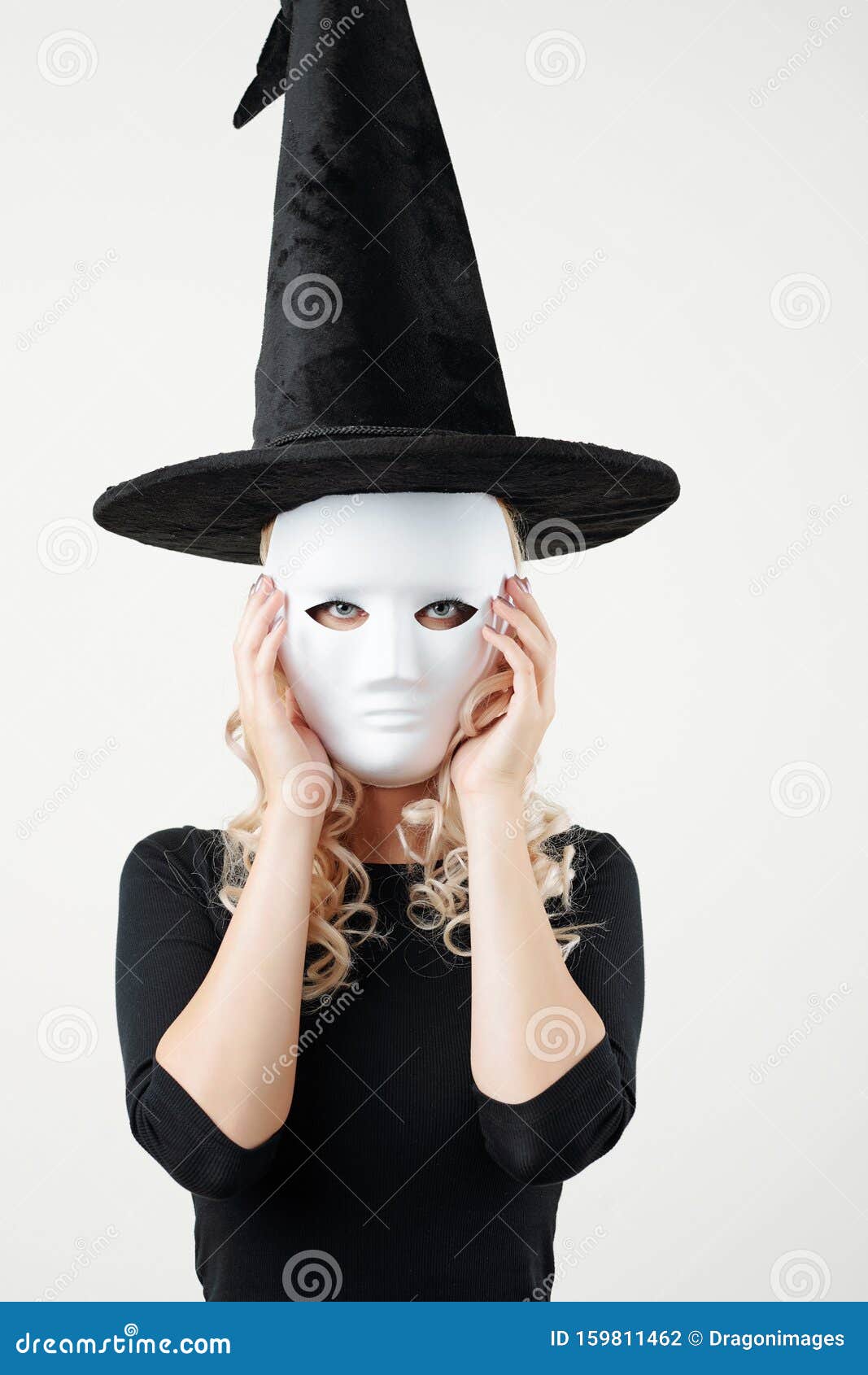 Jovem mulher bonita com maquiagem assustadora em fantasia de bruxa