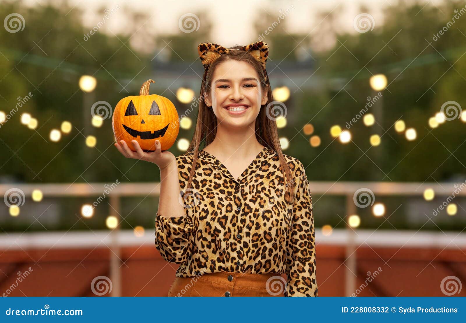 Foto de Lindo Sorrindo Bruxa De Halloween Segurando Um Jack O Lanterna Bela  Jovem De Chapéu De Bruxas E Traje Segurando A Abóbora Sobre Fundo Branco e  mais fotos de stock de