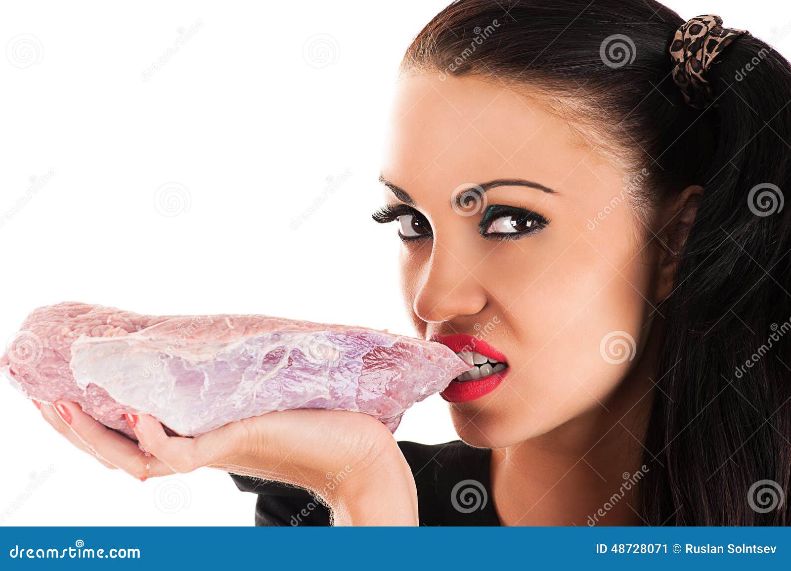 Что будет есть съесть сырое мясо. Женщина ест сырое мясо. Девушка ест сырое мясо. Женщина с мясными продуктами.