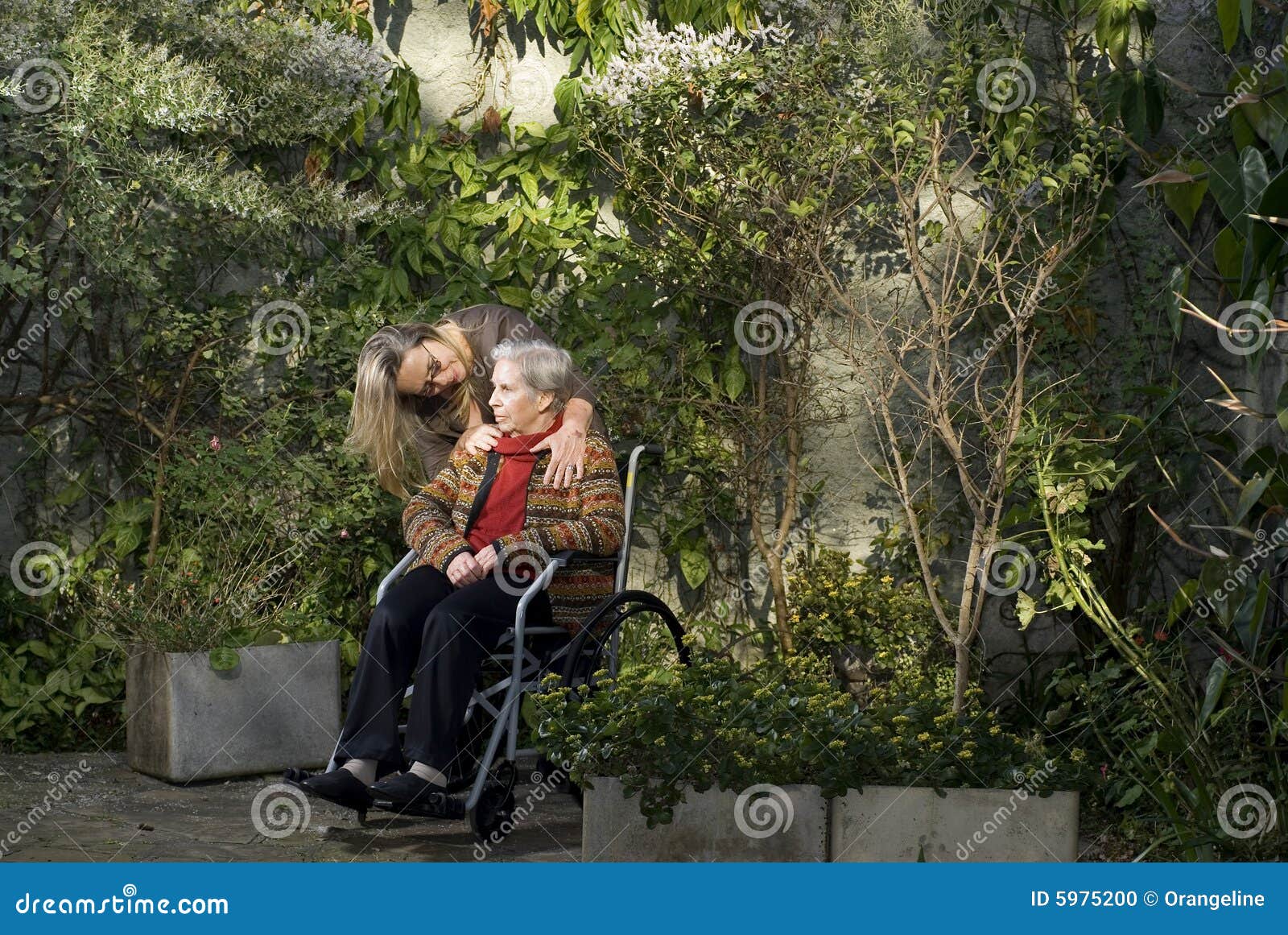 fotos jardim horizontal:Foto de Stock: Mulher com a matriz no jardim – horizontal fotos jardim horizontal:Foto de Stock: Mulher com a matriz no jardim – horizontal