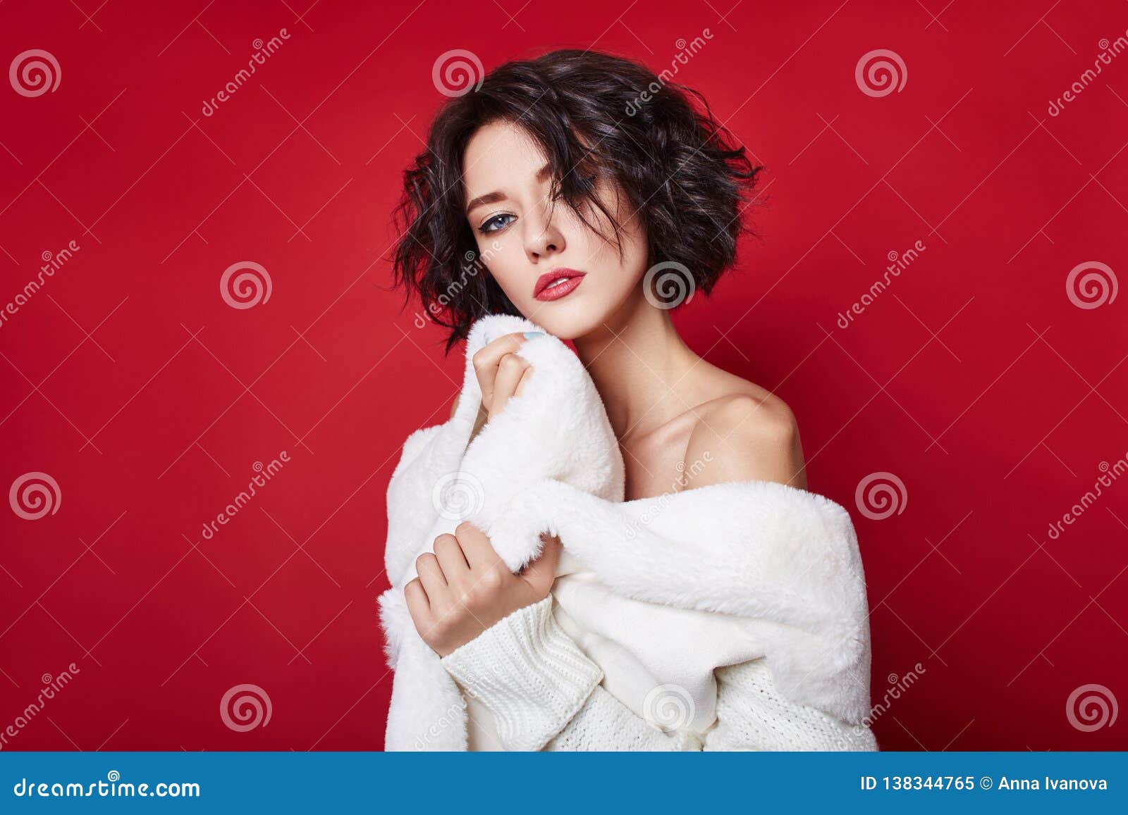 Um jovem africano bonito com corte de cabelo curto em camisa