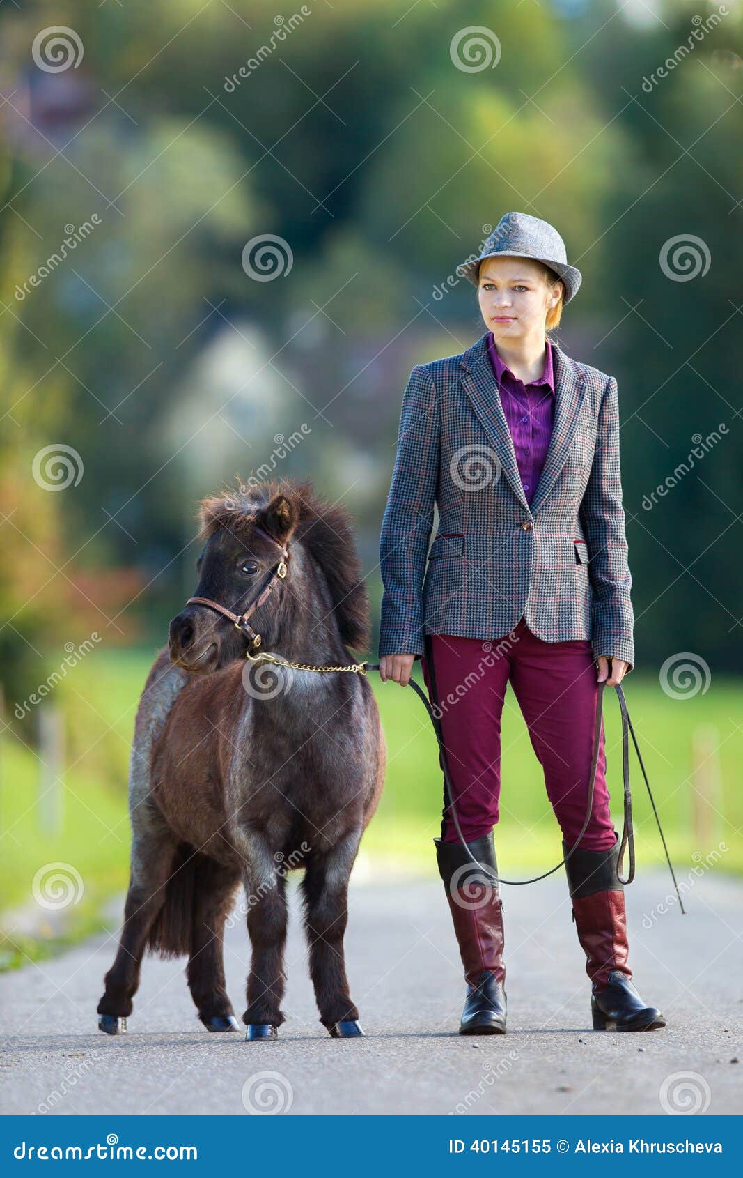 Mulher com pônei pequeno imagem de stock. Imagem de criatura - 40145155