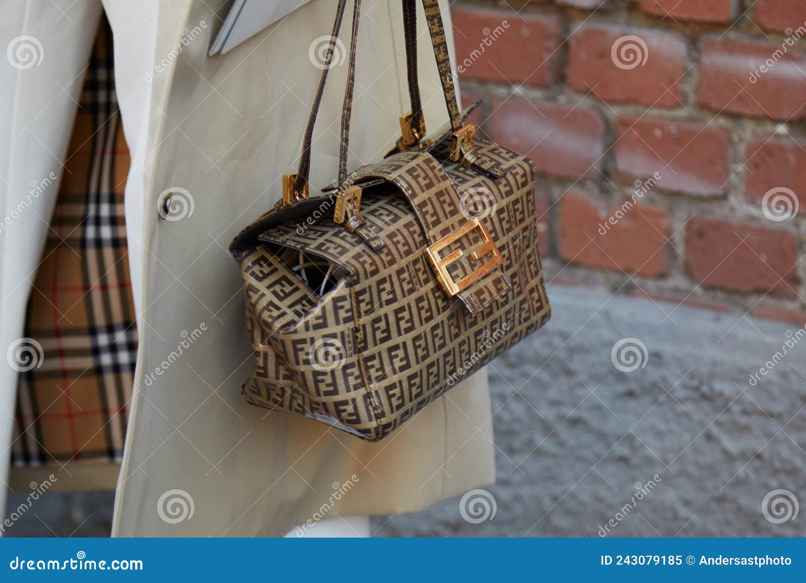 Mulher Com Saco Castanho Fendi Com Logotipo Dourado Antes Da Moda Fendi  Show Milionário Da Moda Imagem Editorial - Imagem de mulher, saco: 243079185