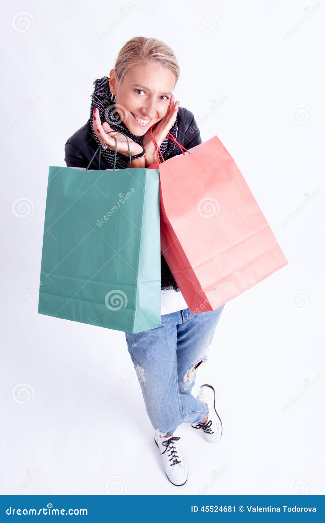 Mulher com sacos de compra. Mulher com os sacos de compras no fundo branco