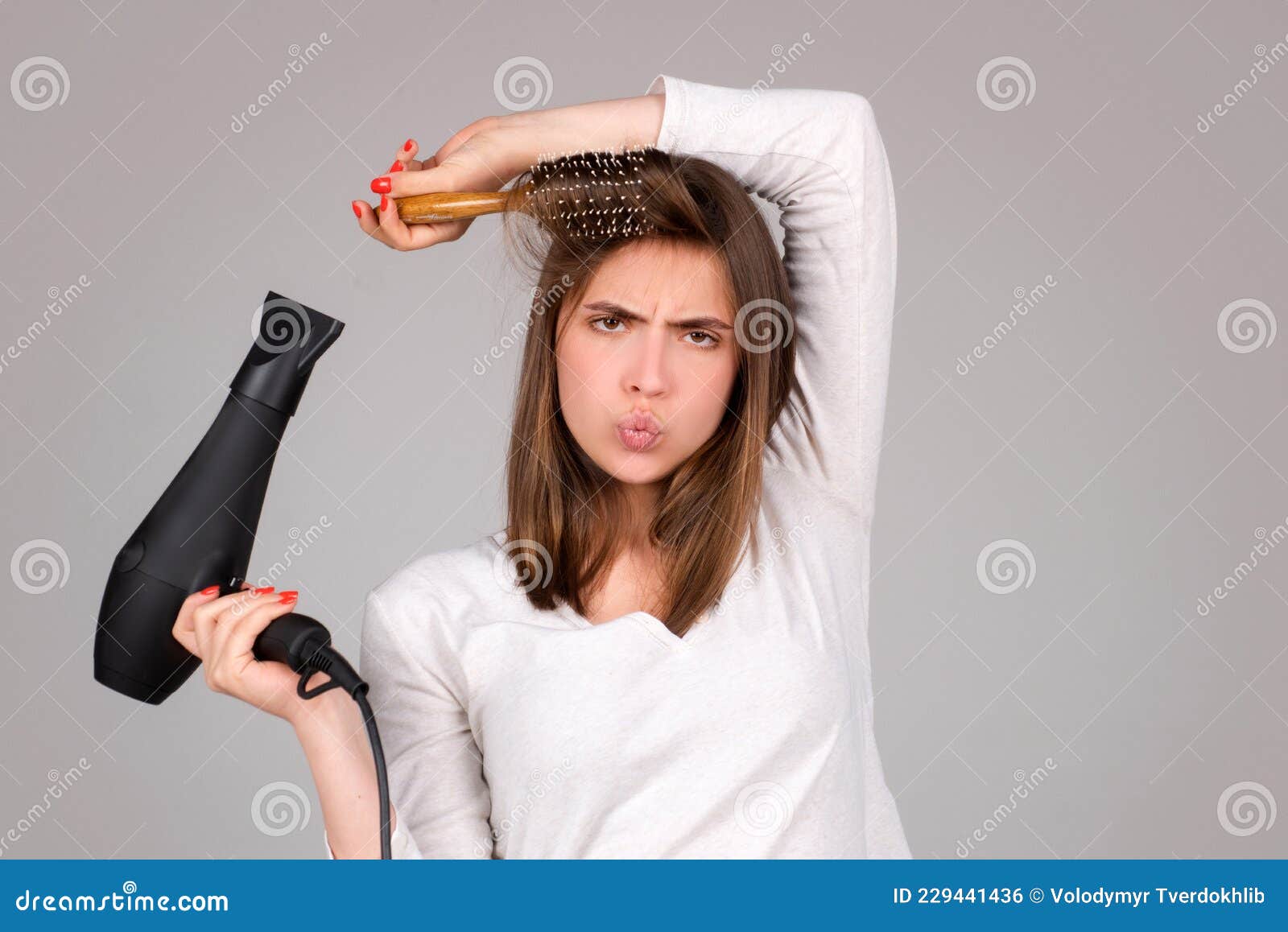 Mão feminina segurando secador de cabelo profissional isolado no