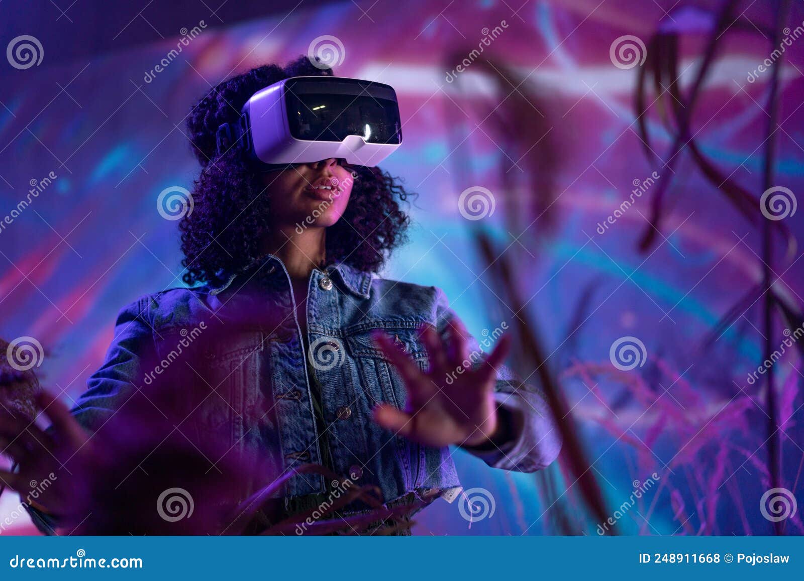 Foto de Jovem Mulher Menina Gamer Segurar Vr Headset Ar Óculos Inovadores  Relógio 3d 360 Jogo De Vídeo Jogar Em Futurista Roxo Luz Neon Realidade  Aumentada Virtual Conceito De Tecnologia Closeup Vista