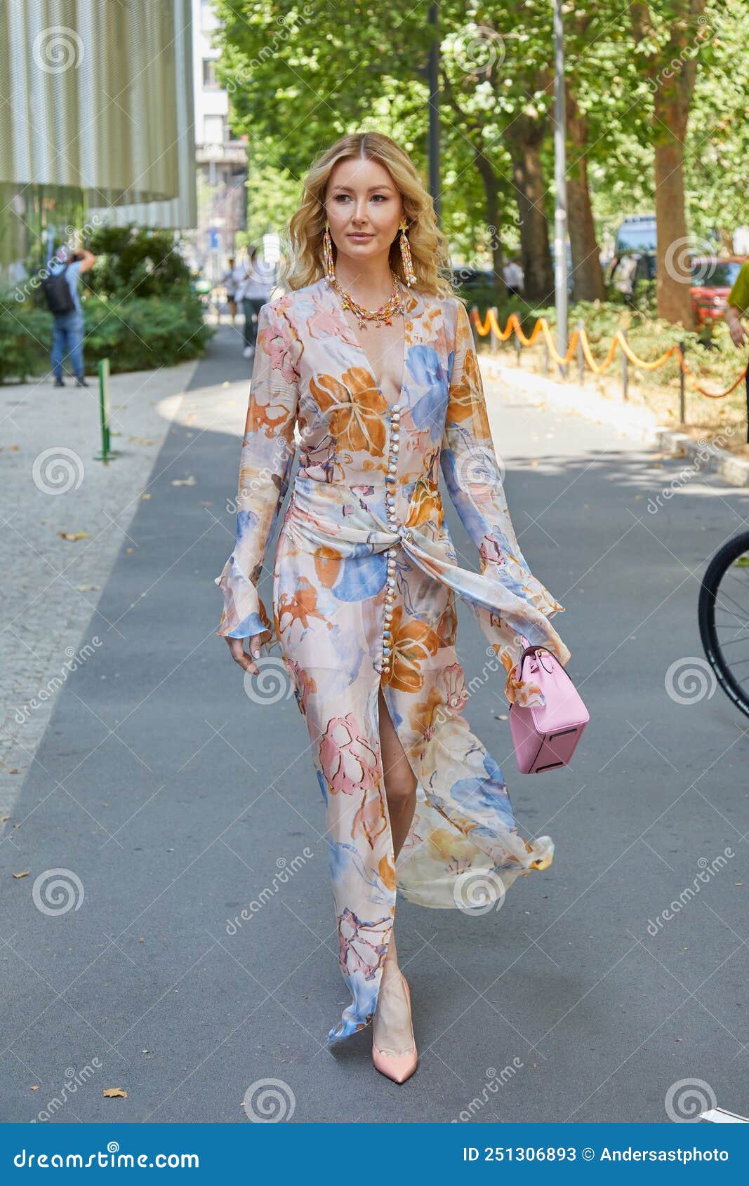 Mulher Com Vestido Floral E Saco De Verso Rosa Antes Do Espetáculo