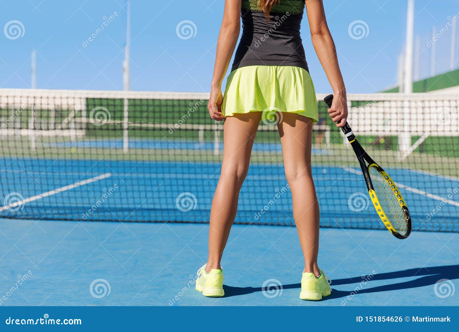 Jogadora De Tênis Invada E Serve Bola De Tênis Em Competição Jogos De Verão  E Treinamento Ao Ar Livre. Campo De Tênis Feminino Foto de Stock - Imagem  de profissional, divertimento: 261762162