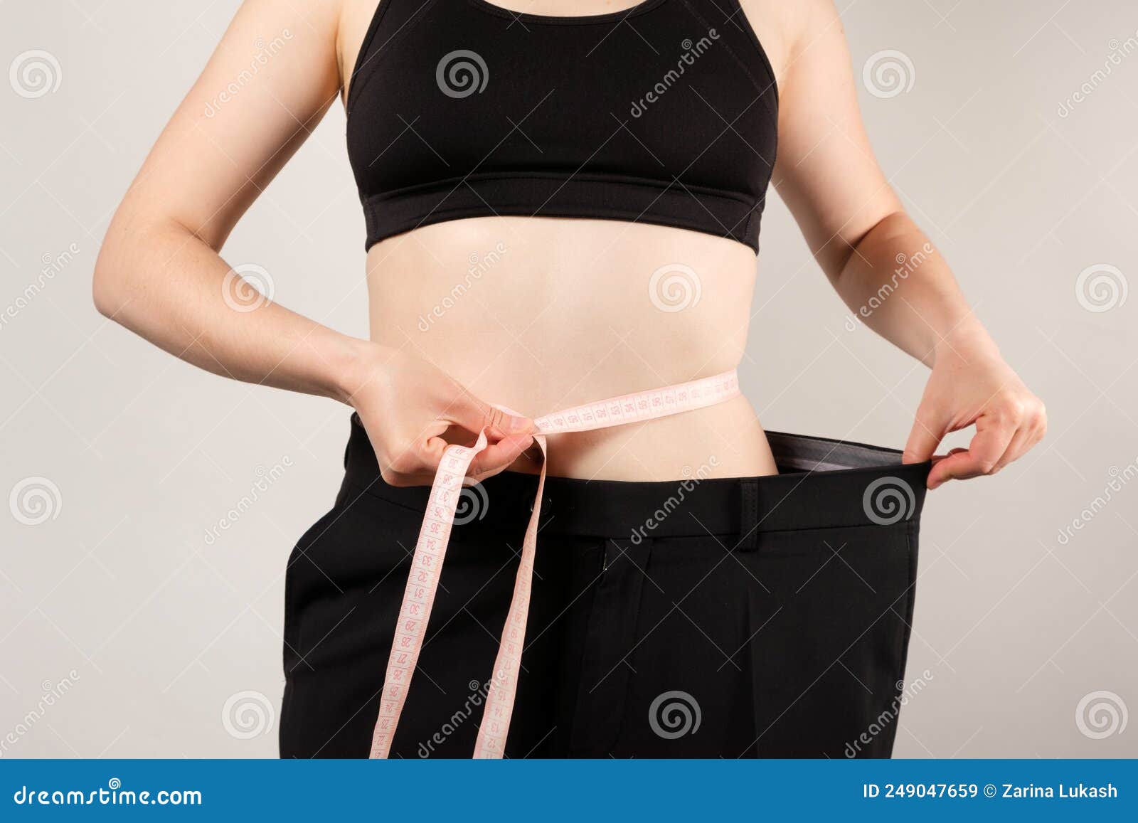 https://thumbs.dreamstime.com/z/mulher-de-cal%C3%A7a-grande-mede-circunfer%C3%AAncia-abdominal-o-conceito-perda-peso-e-estilo-vida-saud%C3%A1vel-249047659.jpg