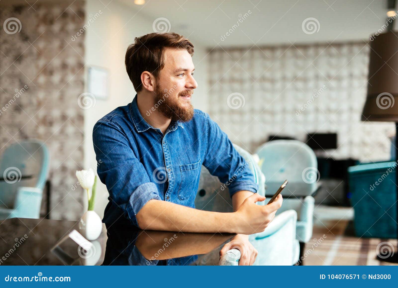 Mulher De Espera Do Homem No Restaurante Imagem de Stock Imagem de