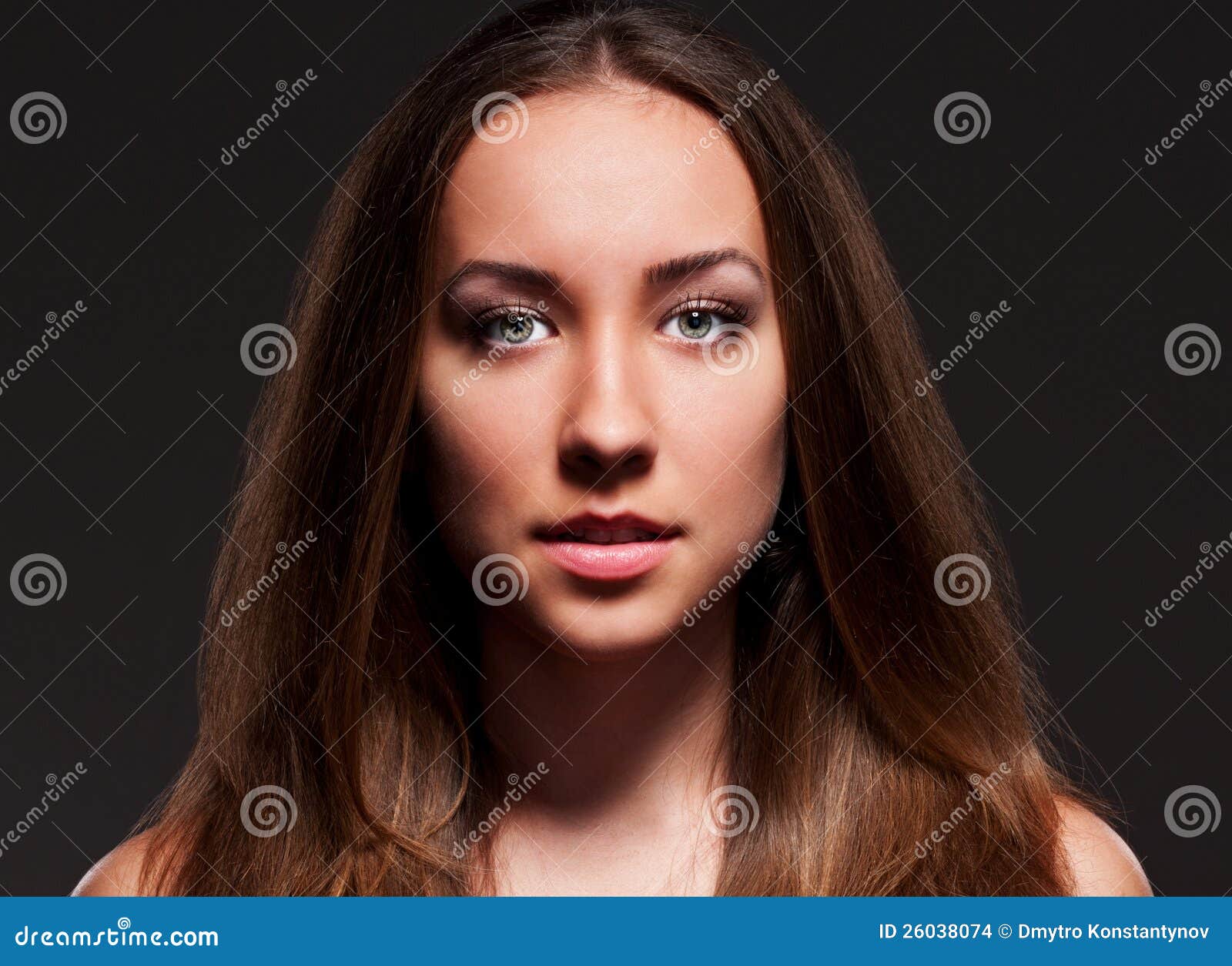 Retrato do estúdio da mulher de fascínio sobre o fundo escuro