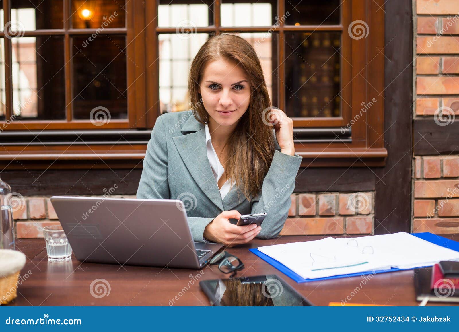 Студентка коммерсантка и просто красавица читать. Businesswoman in a Restaurant. Businesswoman Laptop Office.