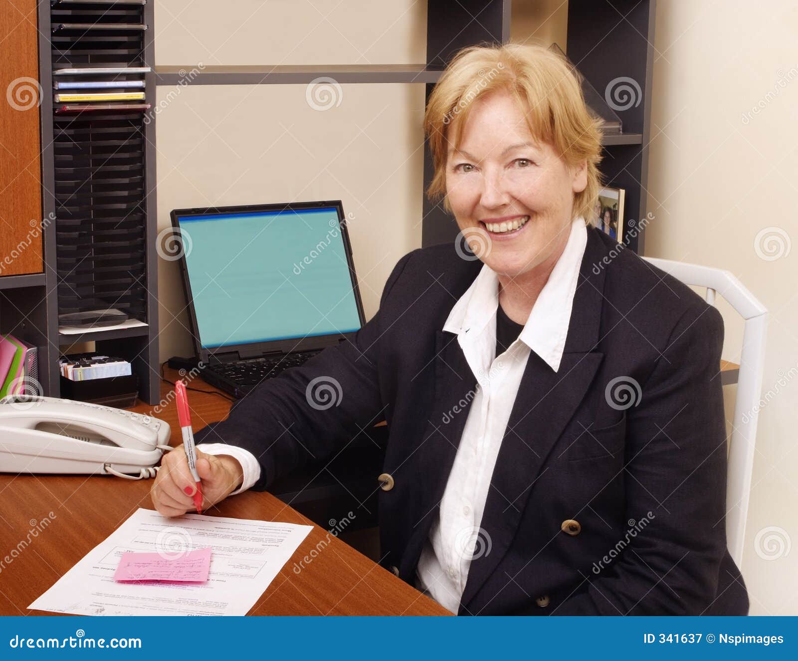 Mulher de negócio feliz II. Mulher de negócio feliz, escritório cheio com portátil