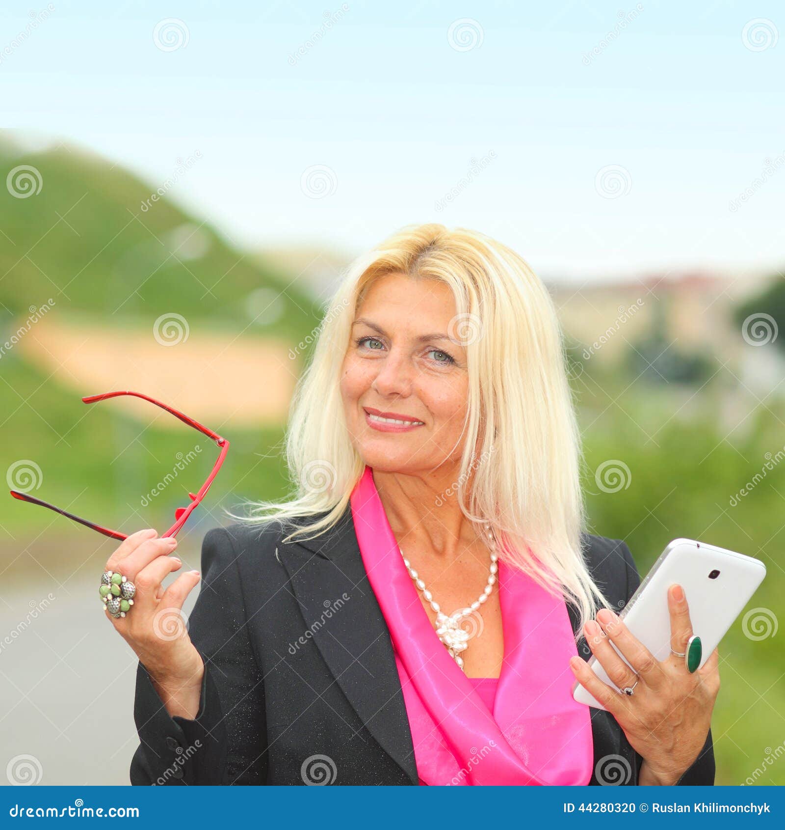 Mulher de negócios. Mulher de negócio maduro com tabuleta Mulher de negócio de sorriso outdoors