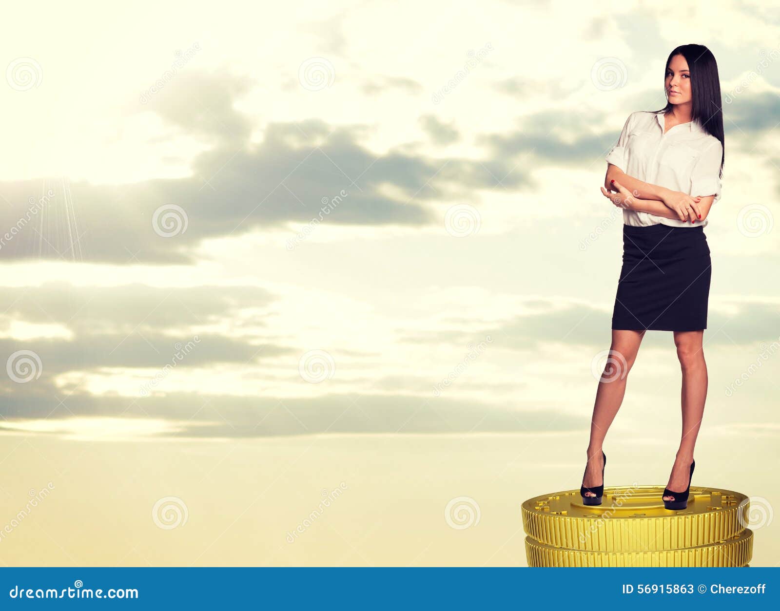 Mulher de negócios de Seriuos que está na pilha das moedas. Mulher de negócios séria que está na pilha das moedas e que olha a câmera