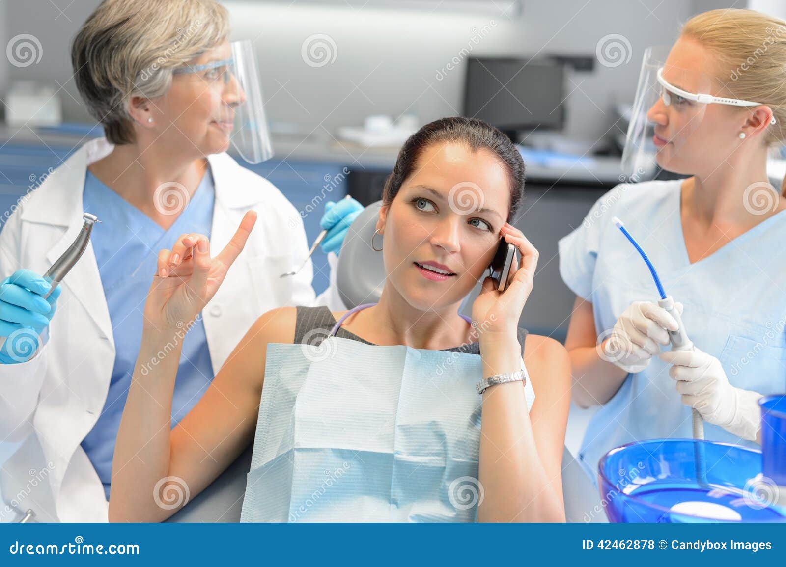 Mulher de negócios ocupada na cirurgia dental no telefone