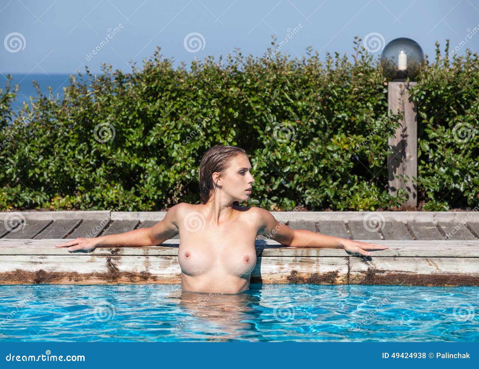 Desnudo en piscina