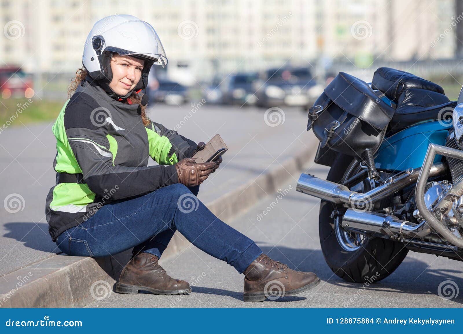 A imagem pode conter: pessoas sentadas, motocicleta e atividades ao ar  livre