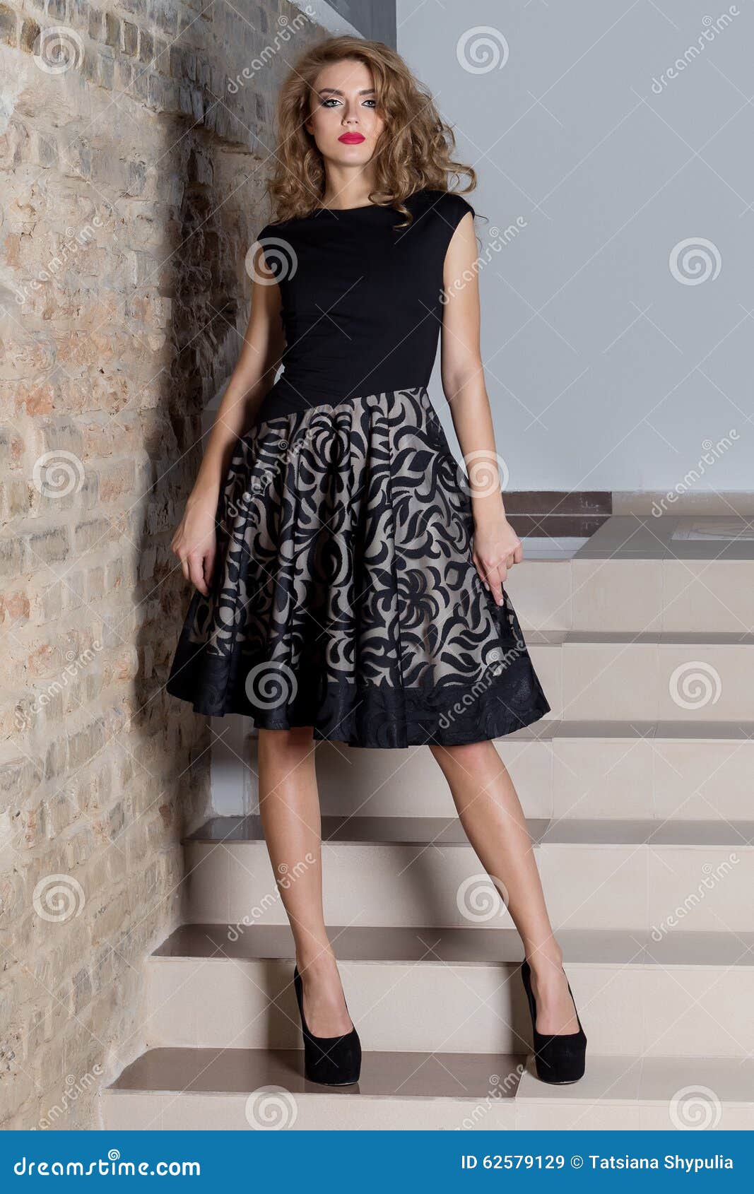 Mulher Elegante sexy Bonita Com Composição Brilhante Em Um Vestido De  Noite Para O Evento, O Ano Novo, Tiro Da Forma Para Uma R Imagem de Stock -  Imagem de moda, evento