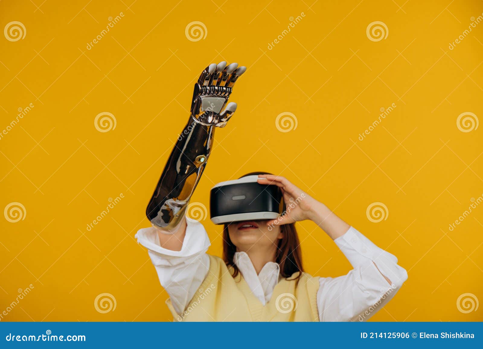 Rapariga Atraente Jogando Jogo Vídeo Com Papelão Virtual Realidade