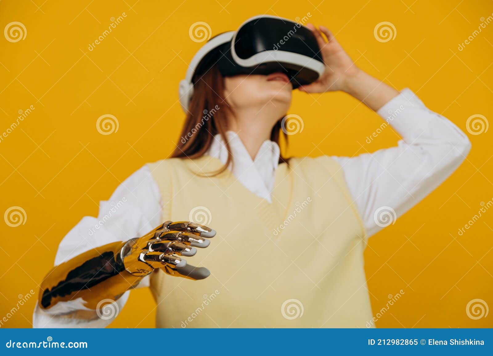 Rapariga Atraente Jogando Jogo Vídeo Com Papelão Virtual Realidade