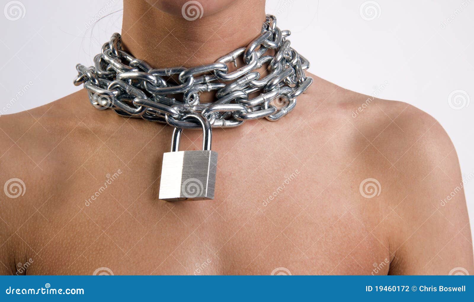 Mulher Em Correntes Da Garganta Foto de Stock - Imagem de correntes,  volumoso: 19460172