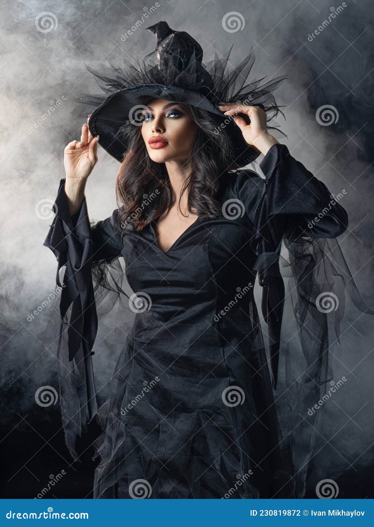 Mulher Em Fantasia De Bruxa De Halloween Foto de Stock - Imagem de