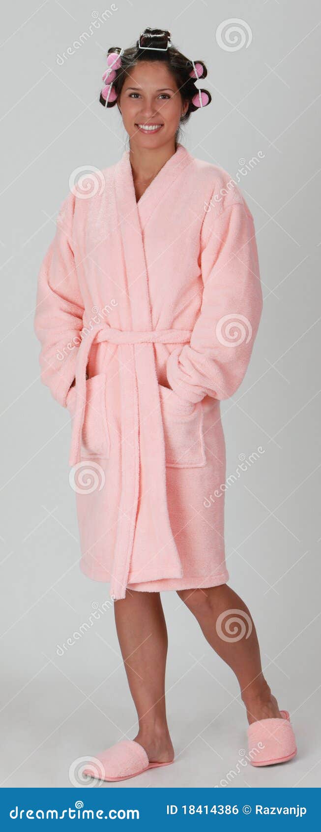 Mulher em um bathrobe foto de stock. Imagem de deslizadores 18414386