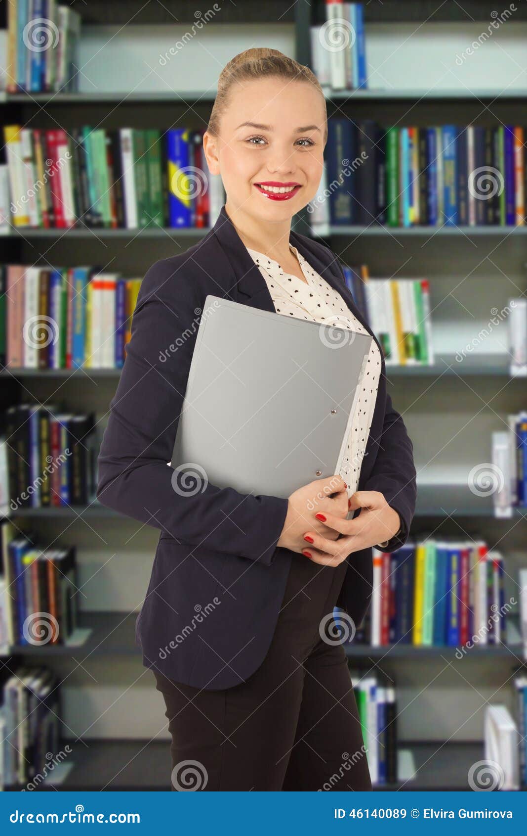 Mulher em um revestimento com um dobrador nas mãos em uma biblioteca